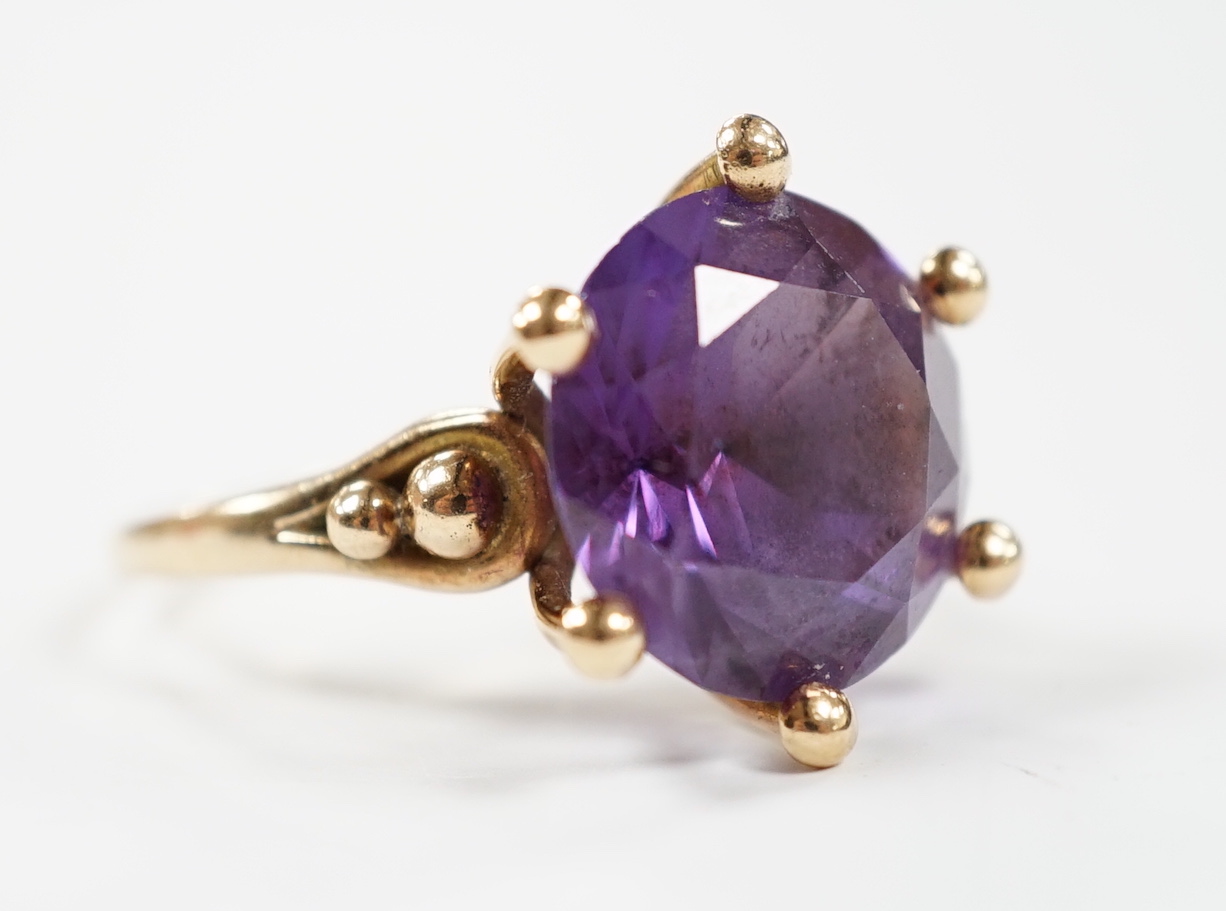 A yellow metal and single stone synthetic colour change corundum set ring, size P/Q, gross weight 6.6 grams.